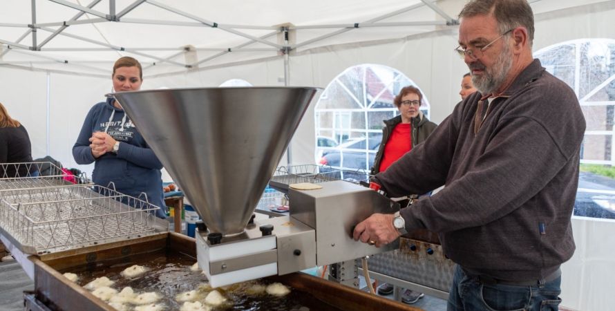 Oranjevaan met oliebollen op kerstmarkt Bloemenshop Marloes