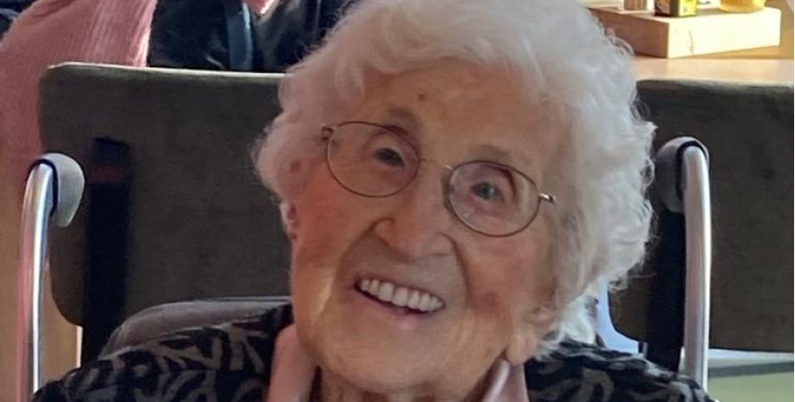 100 rode rozen voor oudste bewoonster Fijnaart