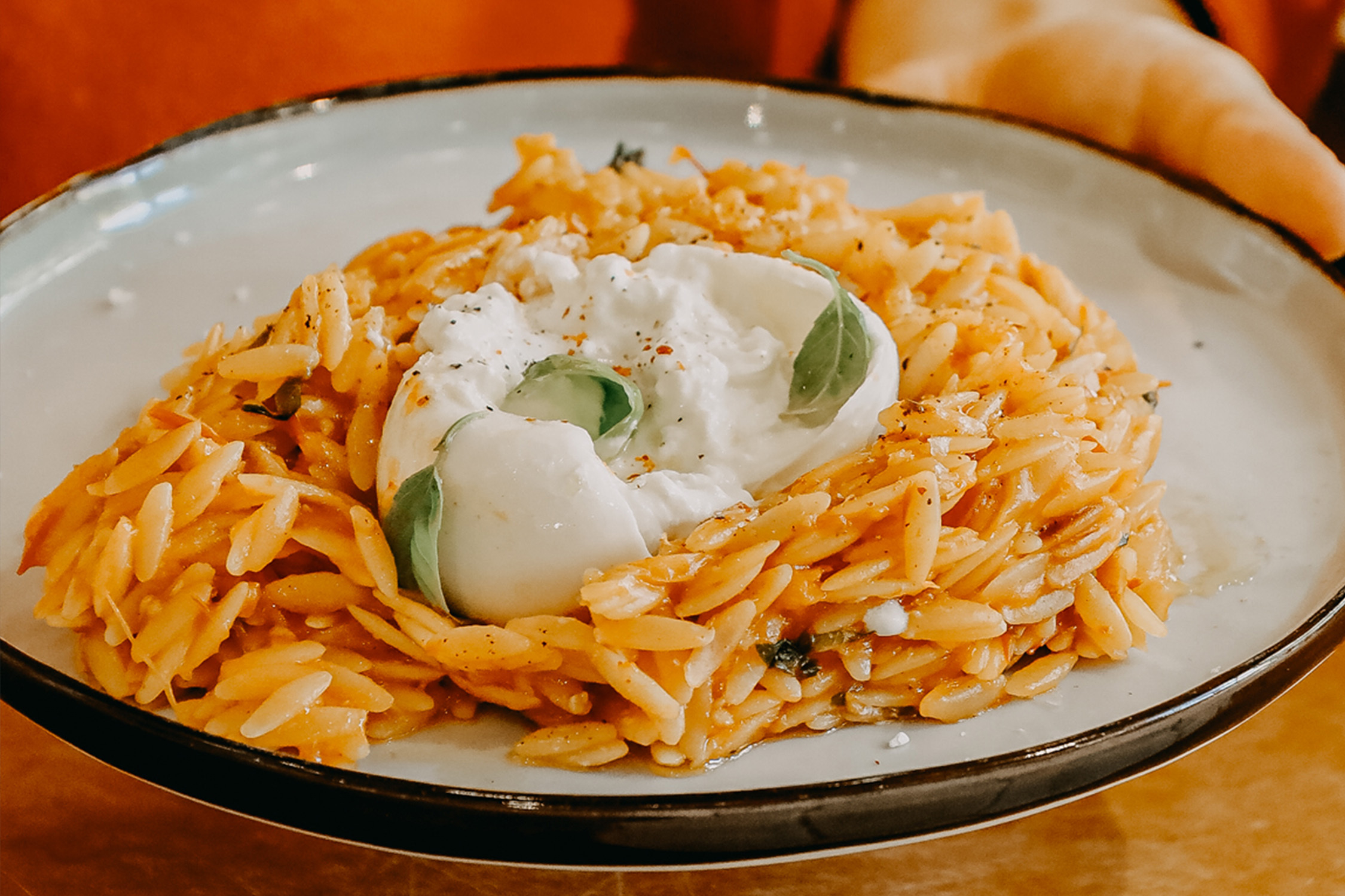 Eenpans tomaten orzo met burrata Fijnaart Lokaal