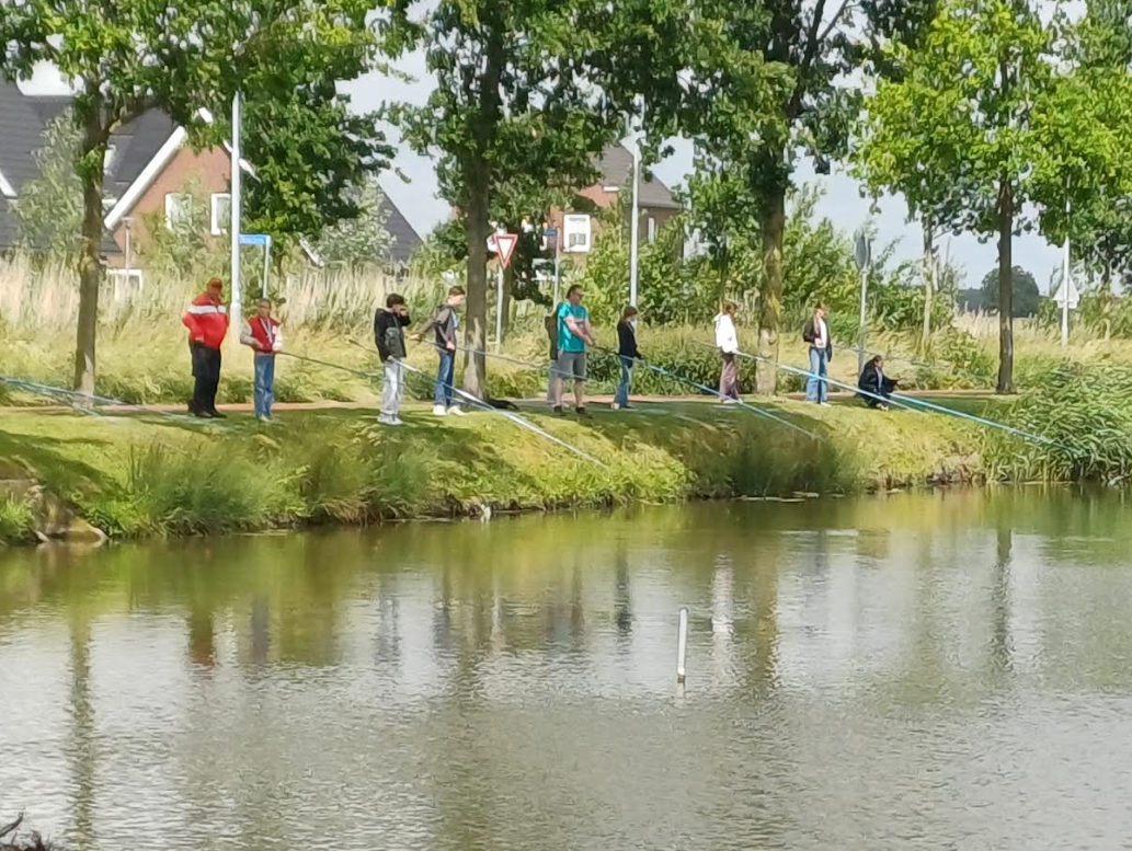 Kinderen vissen in Fijnaart met respect voor de vis