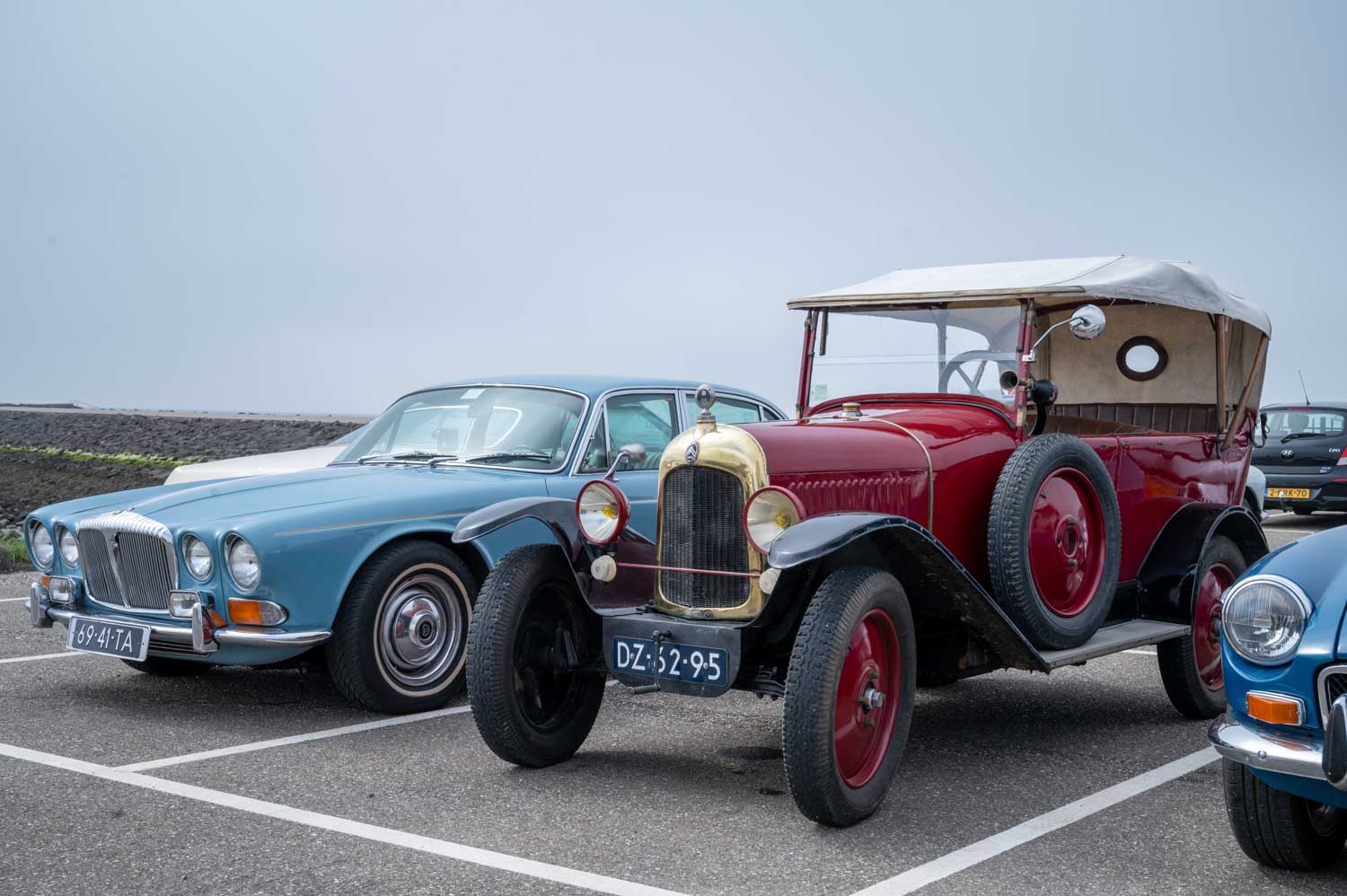 Oldtimers rijden door Fijnaart