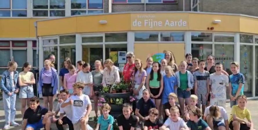 Prachtige bloembakken in de dorpskern van Fijnaart