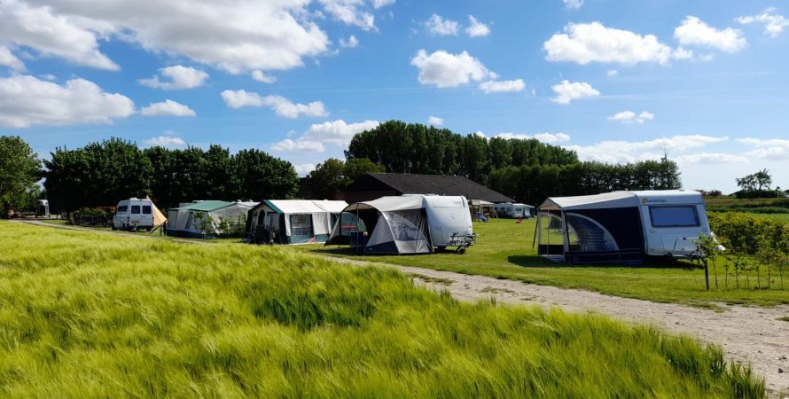 Monumentale boerderij met een moderne camping.
