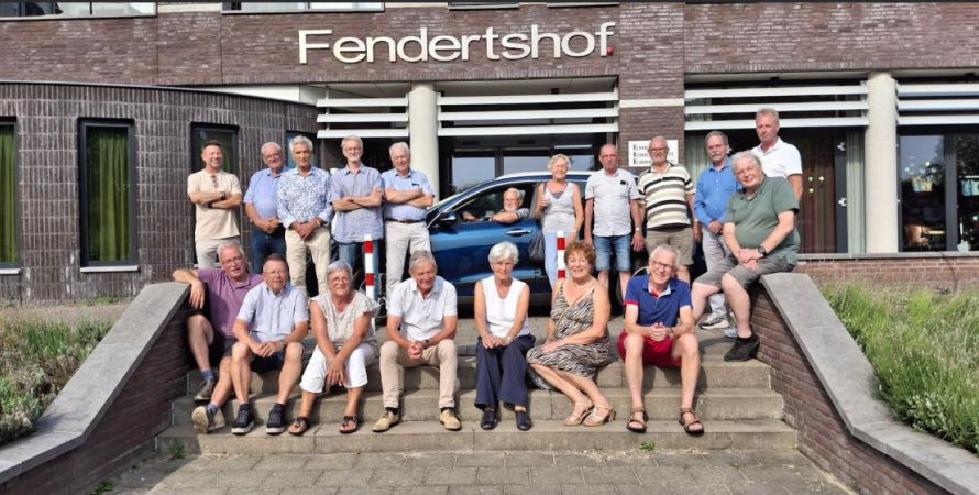 Kunt u mij morgen om 10 uur naar het ziekenhuis brengen?
