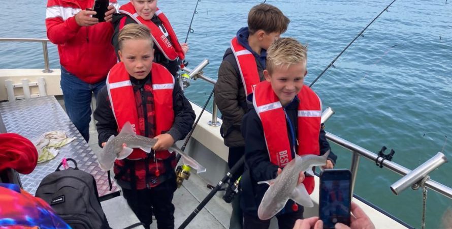 Jeugdleden 't Schietertje vissen op Haaien