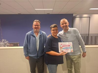Jubilerende Bloemenshop Marloes schenkt cheque aan zwembad De Oester