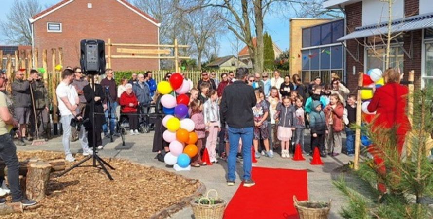 Feestelijke opening vernieuwd schoolplein bij basisschool Het Kompas