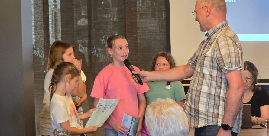 Een spontaan bezoek van kinderen tijdens de Dorpstafel Fijnaart