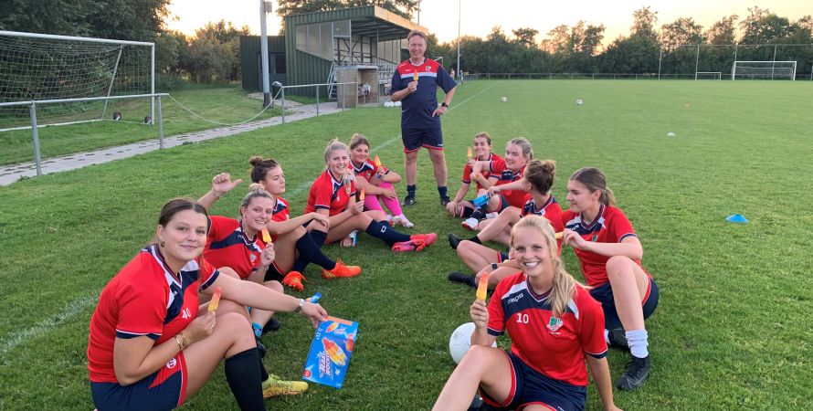 Haas Reklame sponsort ijsjes bij de training van vv De Fendert Dames 1 + 2.