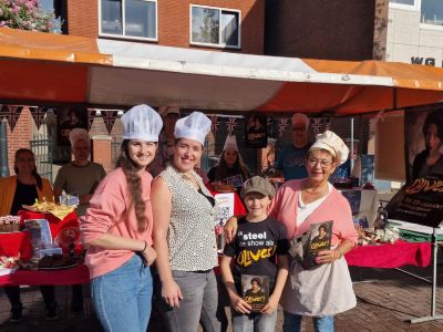 Tafel vol taart op Fendertse braderie