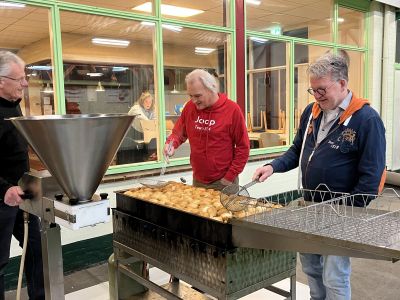 Oranjevaan bakt ze al 65 jaar bruin