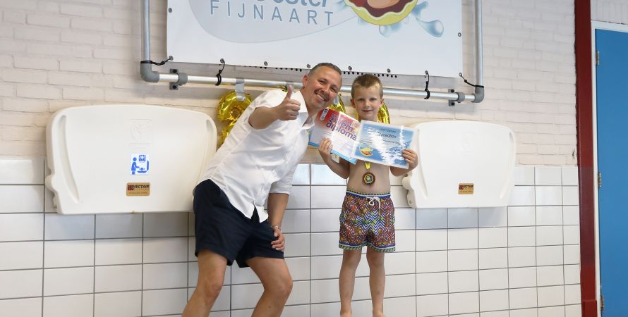 Feest in Zwembad De Oester bij 2000ste zwemdiploma