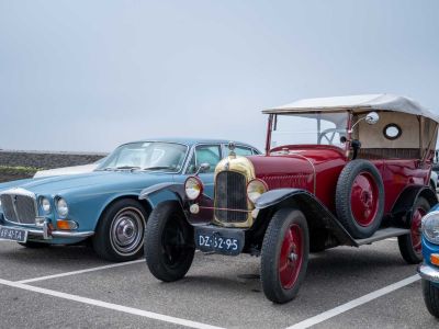 Oldtimers rijden door Fijnaart