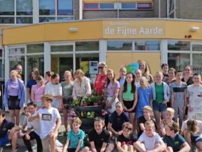 Prachtige bloembakken in de dorpskern van Fijnaart