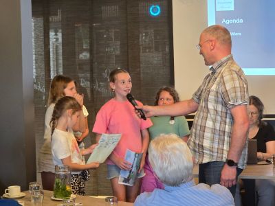 Een spontaan bezoek van kinderen tijdens de Dorpstafel Fijnaart