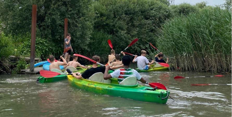 VV De Fendert JO15-1 sluit seizoen af in de Biesbosch: kano’s, modder en veel lol