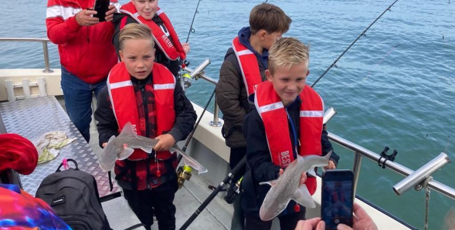 Jeugdleden 't Schietertje vissen op Haaien