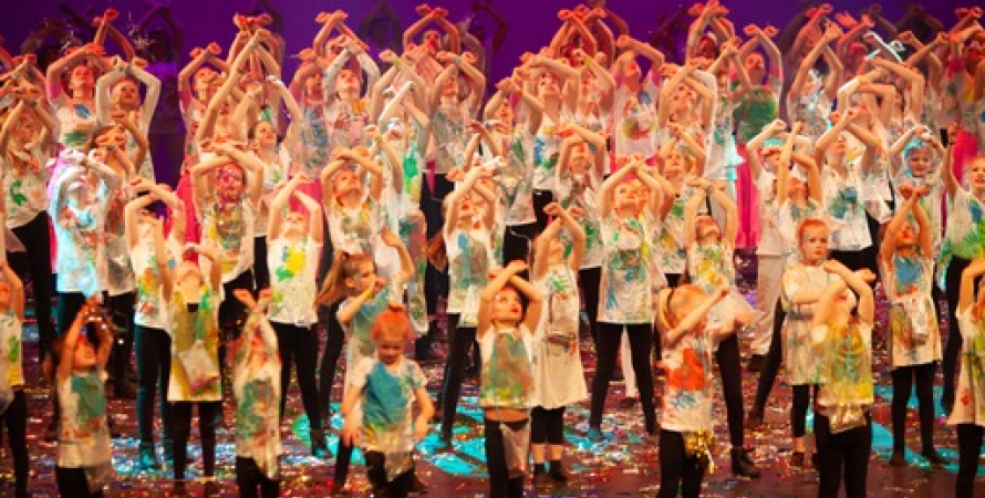 Megakleurrijke dansvoorstelling 'Colours' van Ballet & Dansschool Caroline in Chassé Theater 