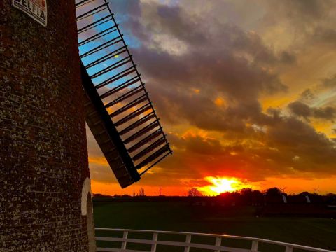Oude Molen bij zonsondergang.  Coen Heijkoop