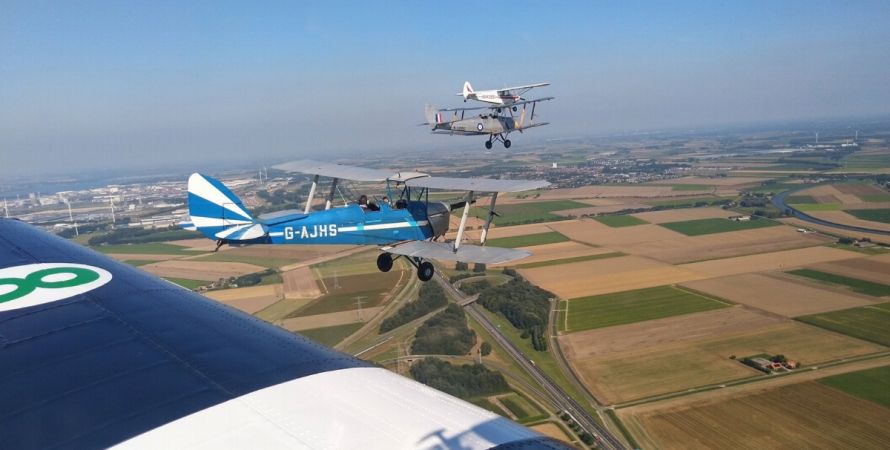 Herdenkingsvlucht met historische vliegtuigen over Fijnaart
