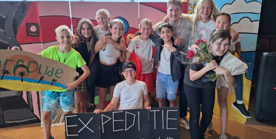 Groep 8 De Springplank schittert in 'Expeditie Beachclub!'