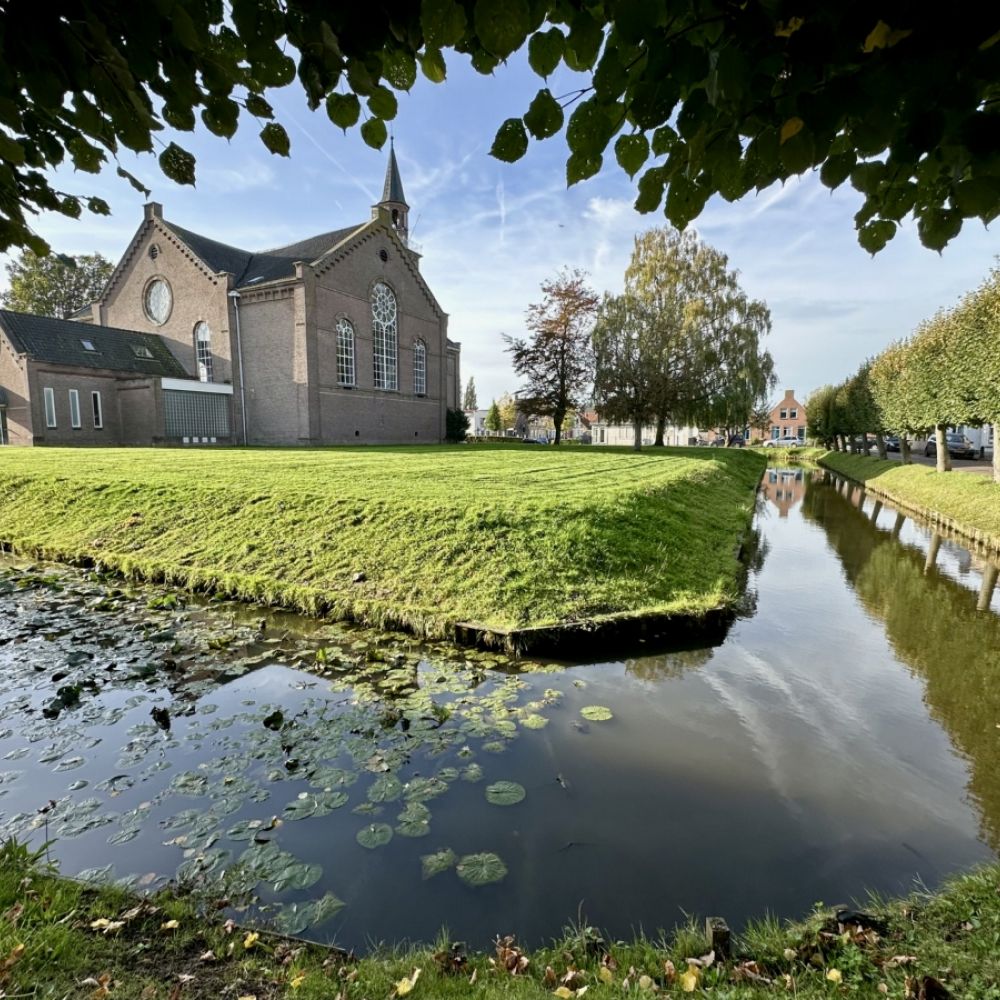 Dorpskerk met groene omlijsting / Jan Gorter