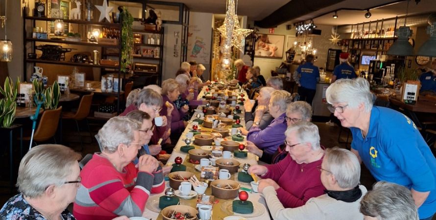 Kerststukjes maken met onze Zonnebloem gasten