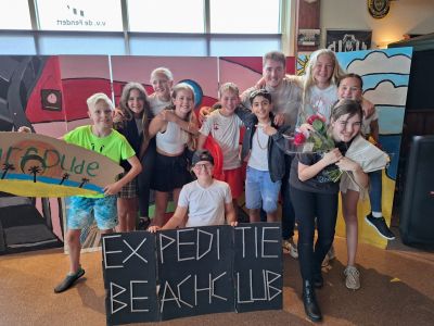 Groep 8 De Springplank schittert in 'Expeditie Beachclub!'