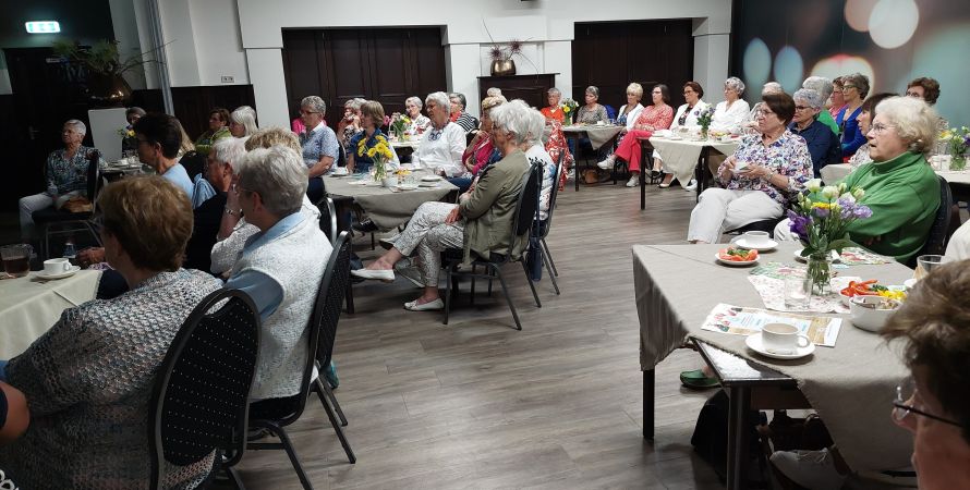 Tomatenkweekster Henriëtte van den Hoek te gast bij Vrouwenvereniging Fijnaart en Omstreken