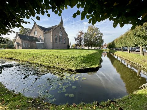 Dorpskerk met groene omlijsting / Jan Gorter