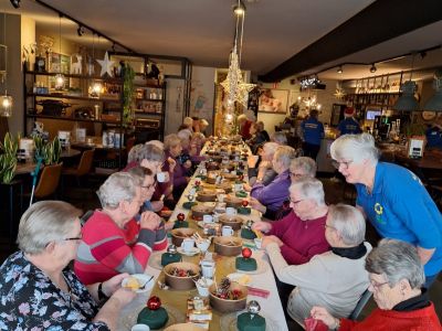 Kerststukjes maken met onze Zonnebloem gasten