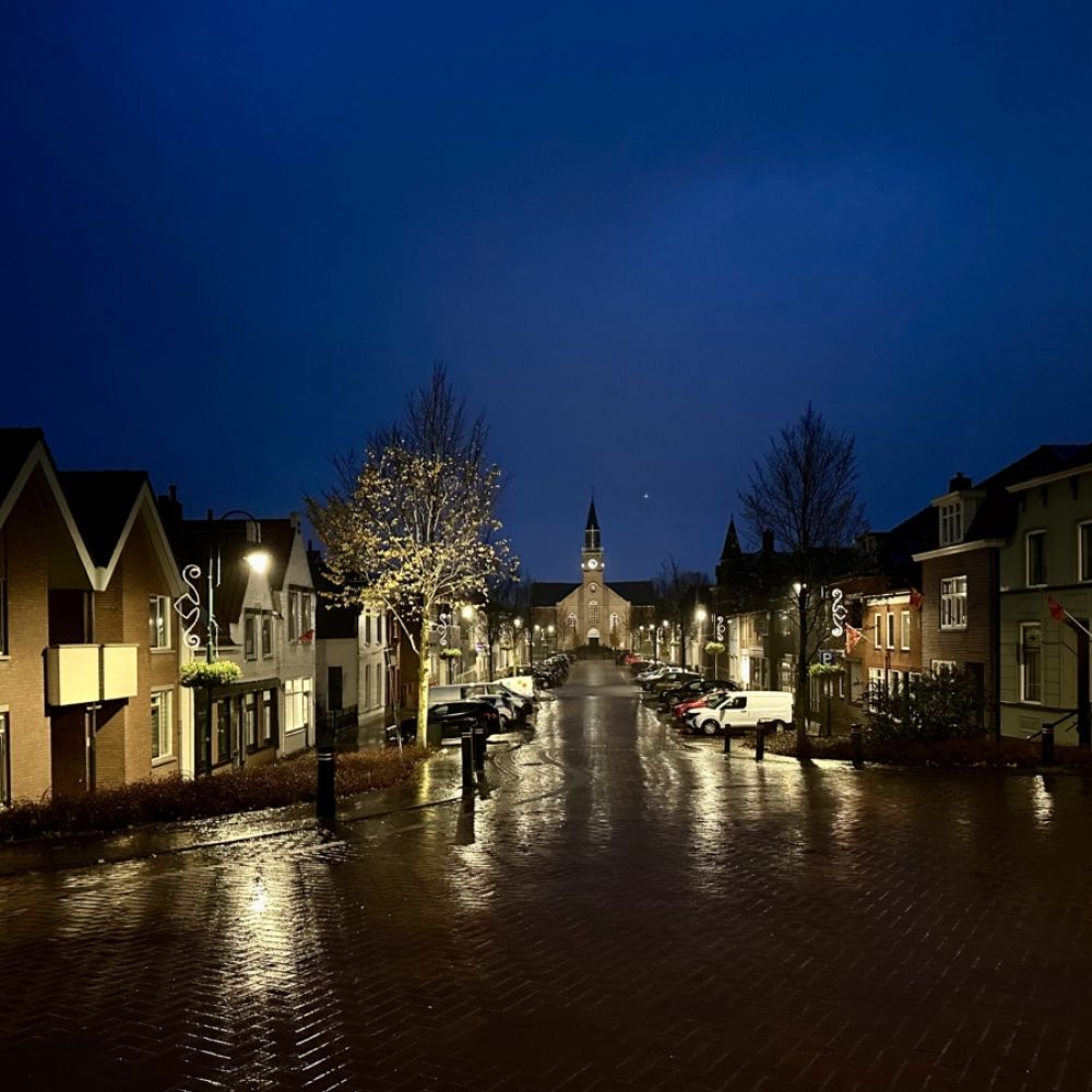 Voorstraat tijdens een regenachtige ochtend / Jan Gorter