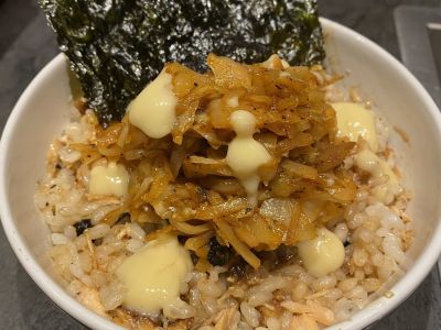Zalm rijst bowl met spicy kool