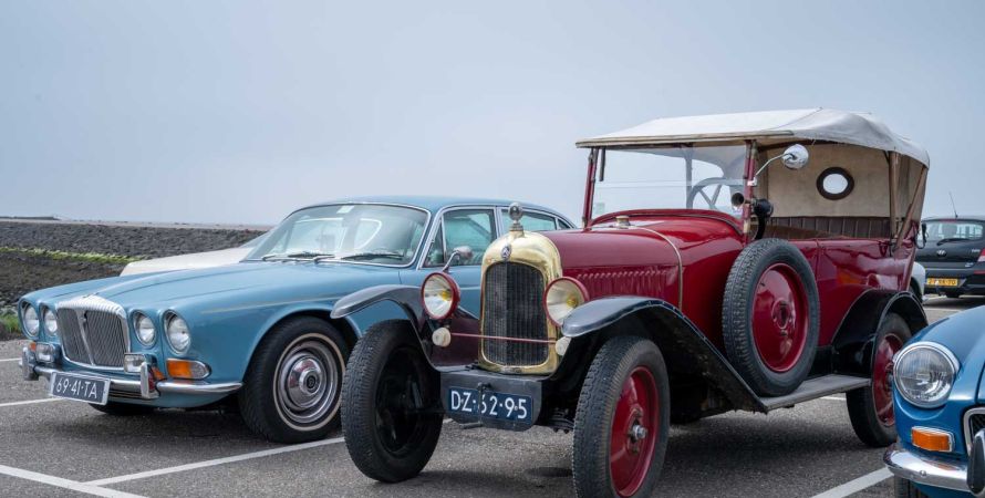 Oldtimers rijden door Fijnaart