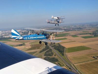 Herdenkingsvlucht met historische vliegtuigen over Fijnaart