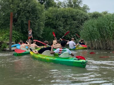 VV De Fendert JO15-1 sluit seizoen af in de Biesbosch: kano’s, modder en veel lol