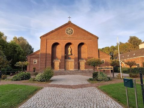 Kerk in de herfstzon / Els Leijten
